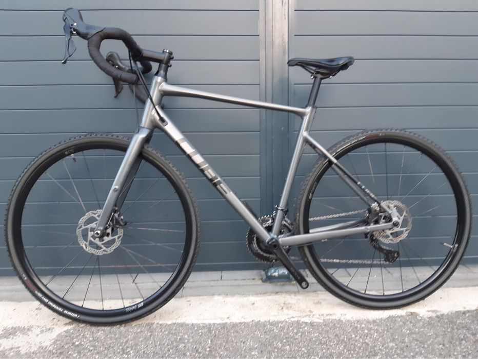 Bicicleta Gravel Cube