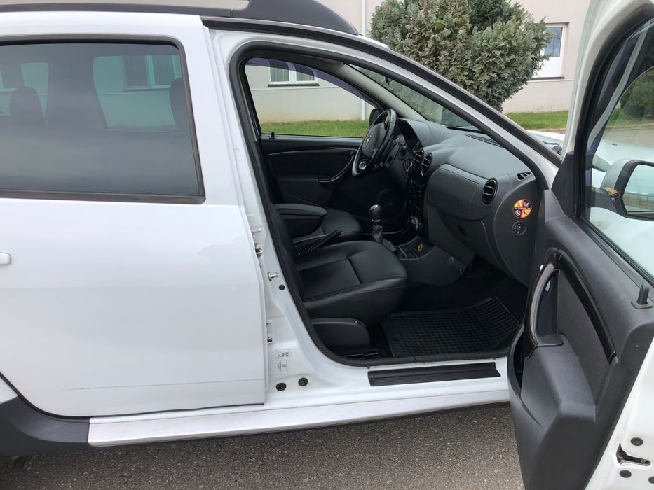 Dacia Duster an 2011 diesel  motor 1.5 dci 107cp clima piele senzori parcare incalzire scaune euro 5
