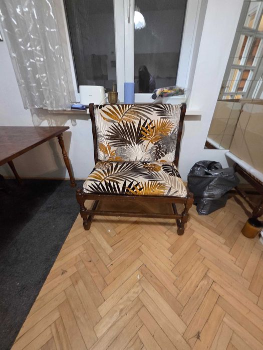 Дървена трапезна маса с тапицирани пейка и и столове