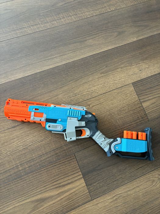 Продавам оригинален Nerf Zombie Strike Sledgefire бластер