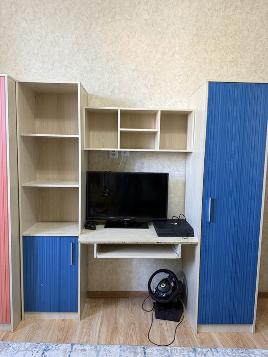 Көк түсті сабақ оқуға арналған үстелімен гарнитур сатылады