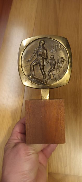 Trofeu din Bronz, pe soclu din lemn
