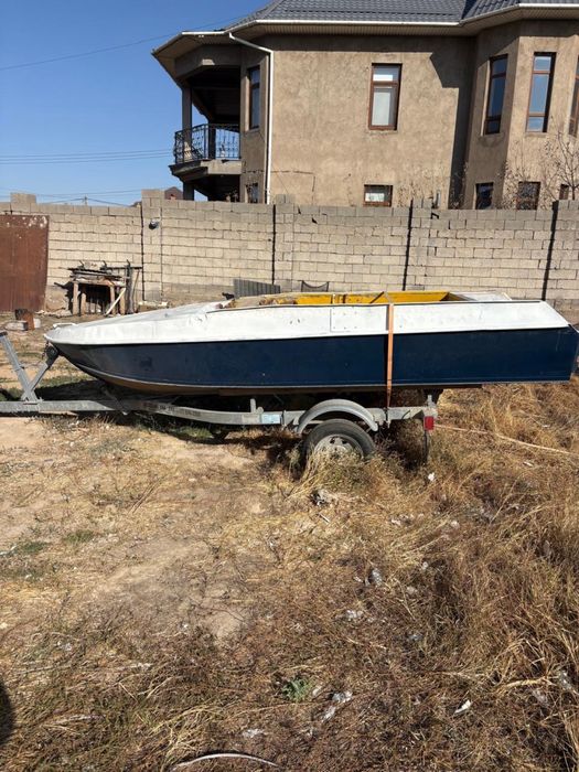 Лодка алюминиевая со своим прицепом!