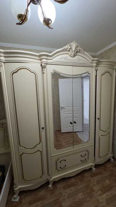 Спальный кроват и шкаф