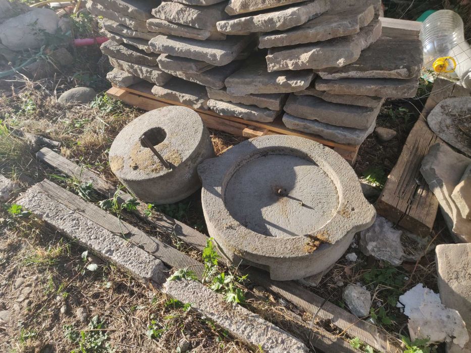 Продавам Хромел старинна мелница