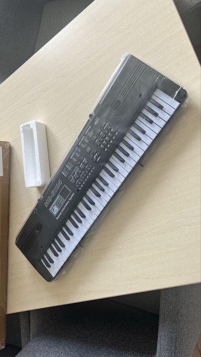 Orgă / Pian electronic MQ-6104 – 61 clape, 16 tonuri, 10 ritmuri, funcție înregistrare + microfon