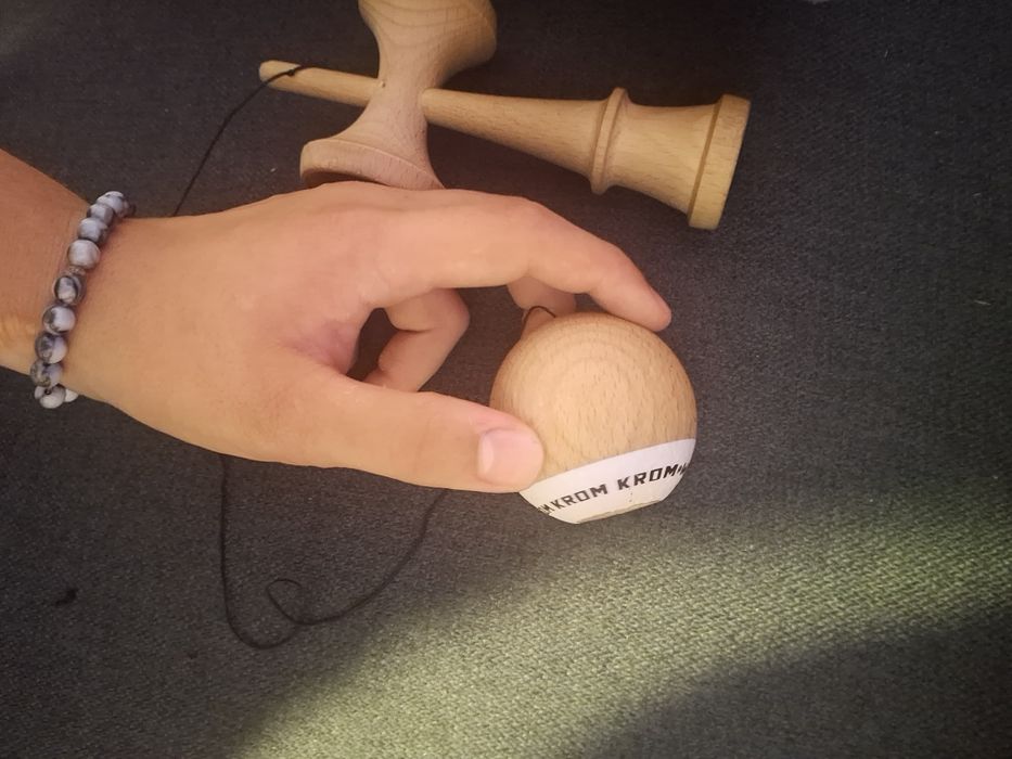 Kendama krom pop cu ata de rezerva + grip