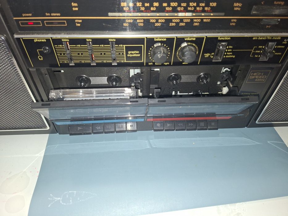 Siemens RM 880, sistem audio cu dublu deck, egalizator, radio 4 benzi ( Antena Satelor  ), boxe detașabile