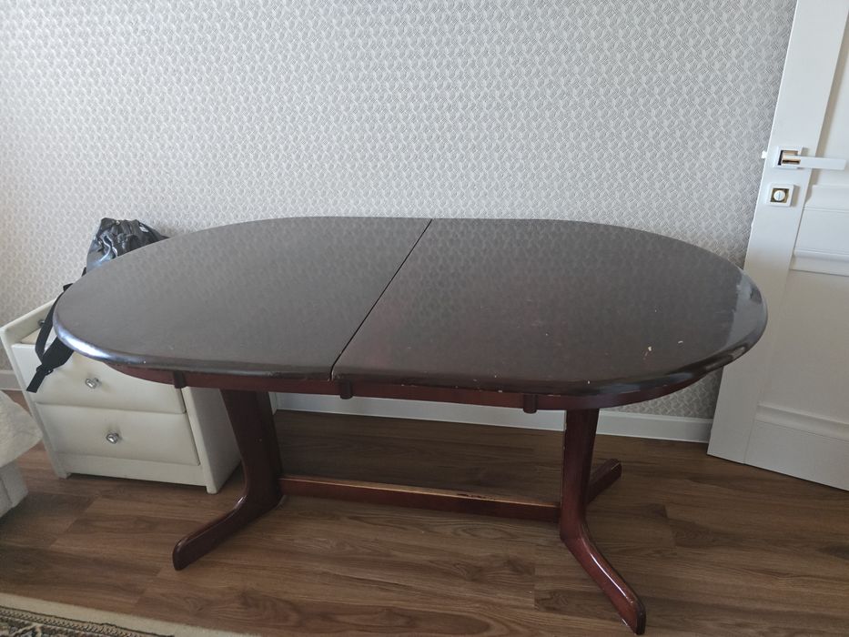 Стол из дерева кухонный