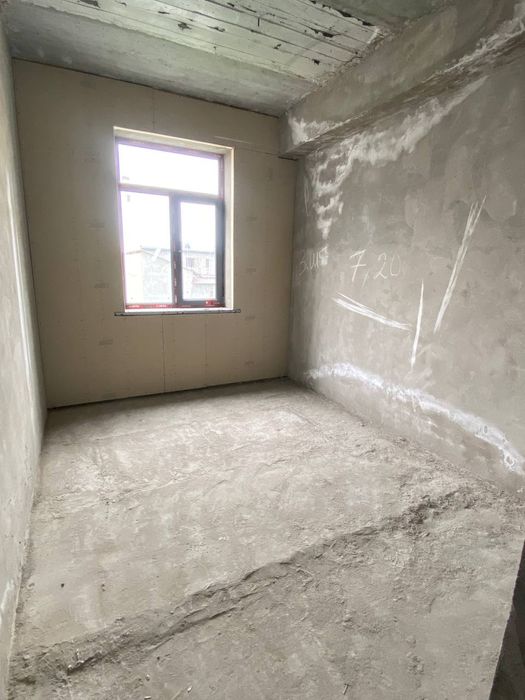 Toshkent tumanida yangi qurilgan 3 xonali kvartira sotiladi