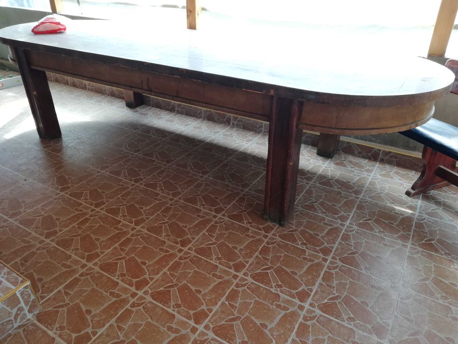 Дървена масивна маса