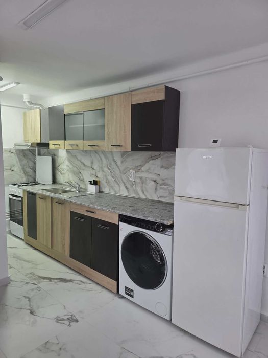 De închiriat – Garsonieră spațioasă la casă, cartier Ștrand