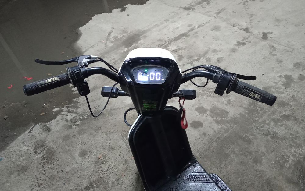 Продаю скутер ск8