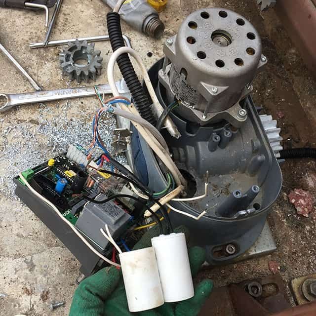 Ремонт автоматических ворот  перегрузочного оборудования.