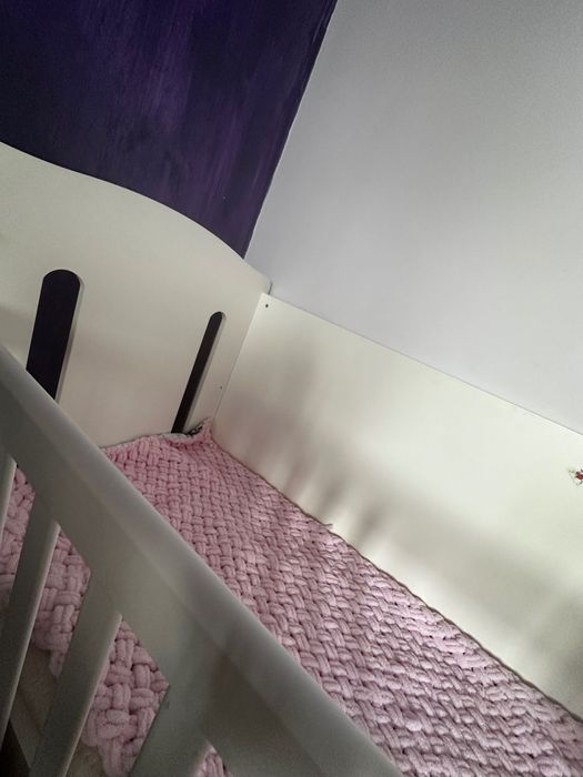 Дървена кошара с люлеещ се механизъм с  матрак (кокос и латекс)