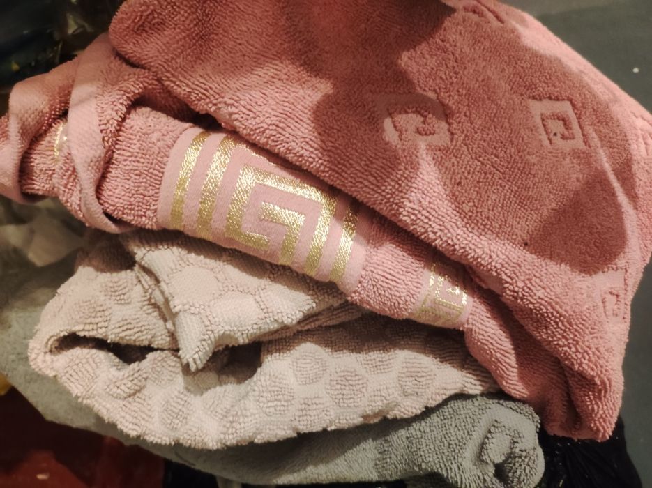 Полотенце 4 штуки б у размер 1*0,5 продаётся