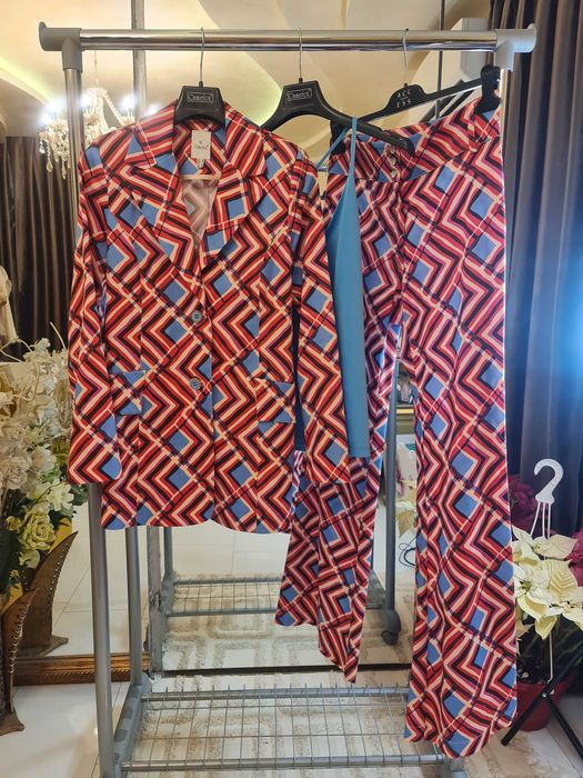 НОВ* Луксозен Костюм от 3 части Camelot