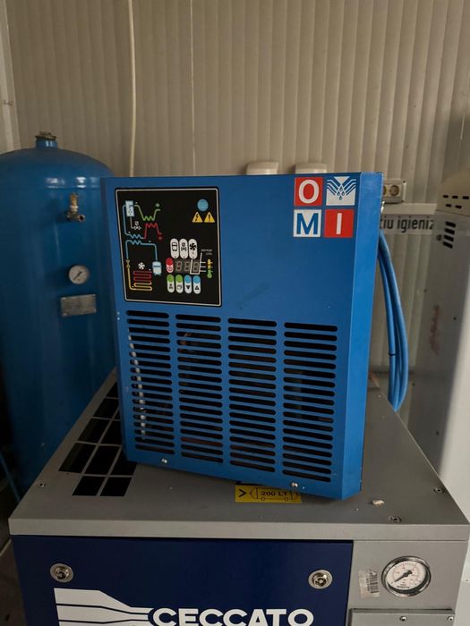 Vand compresor surub 5.5kw ca nou!