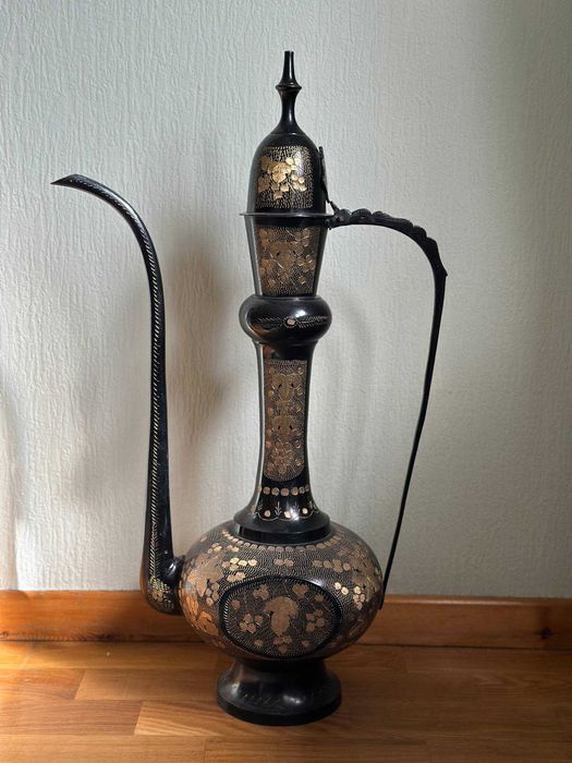 Кумган (кувшин) в восточном стиле, украшенный, Индия, латунь. 65 см