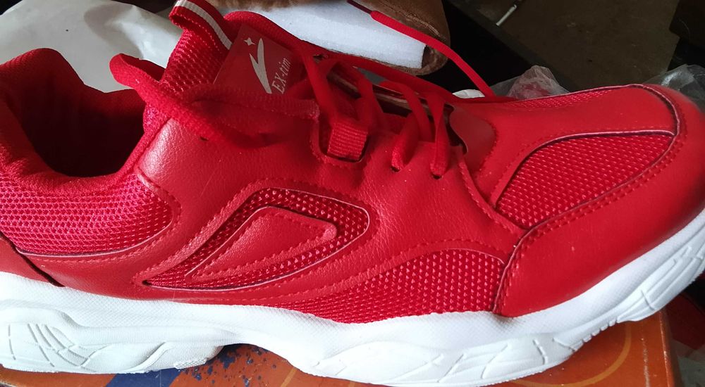 Женские кроссовки