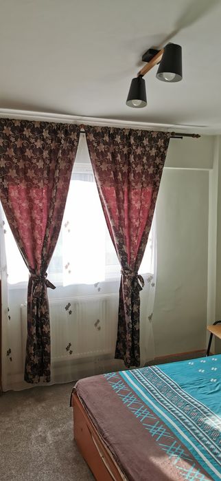 Inchiriez apartament 2 camere, mobilat, situat in Piata Centrala.