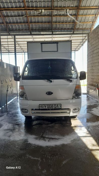 Kia bongo srochna sotiladi