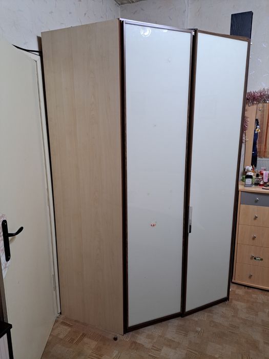 Продавам ъглов гардероб