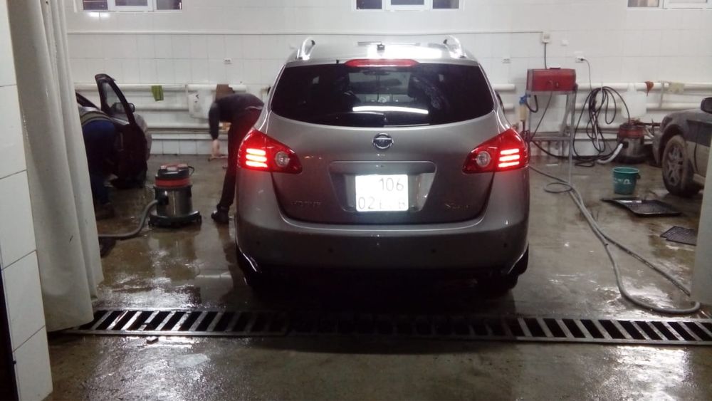 Nissan крассовер темно серый