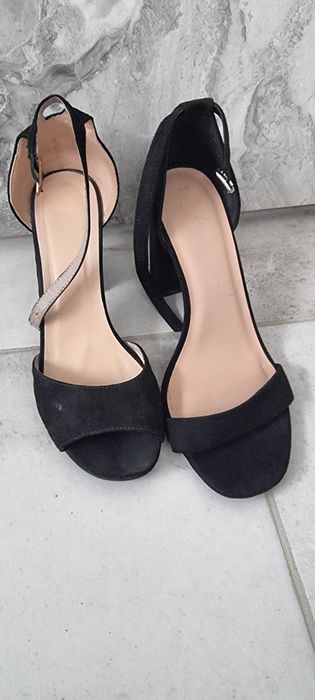 Продавам черни токчета