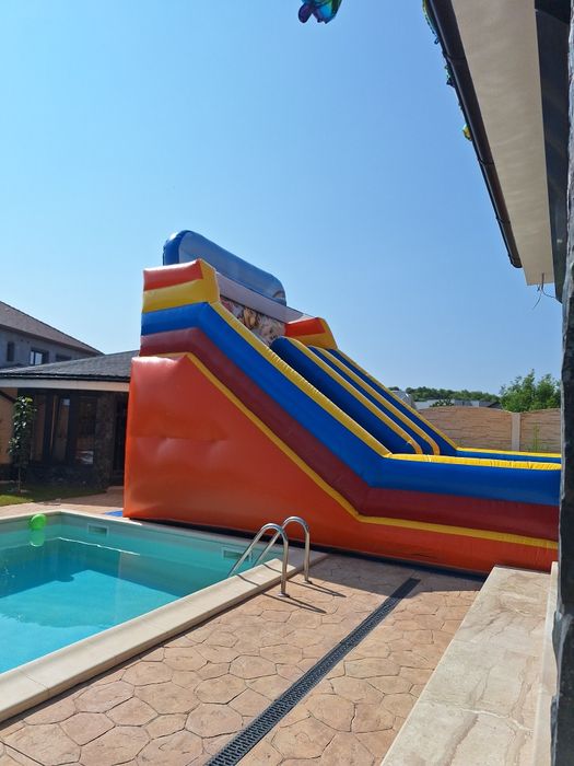 Topogane/Tobogane gonflabile mari, cu doua pante de coborâre. Noi!