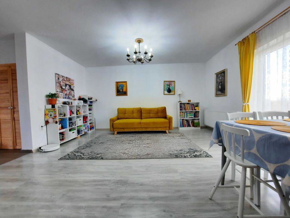 Vand casa gata de locuit, situata in Cartier Izvor, cu teren