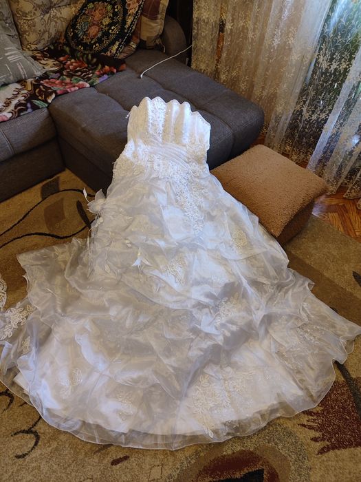 Свадебное платье с фатой и кольцами