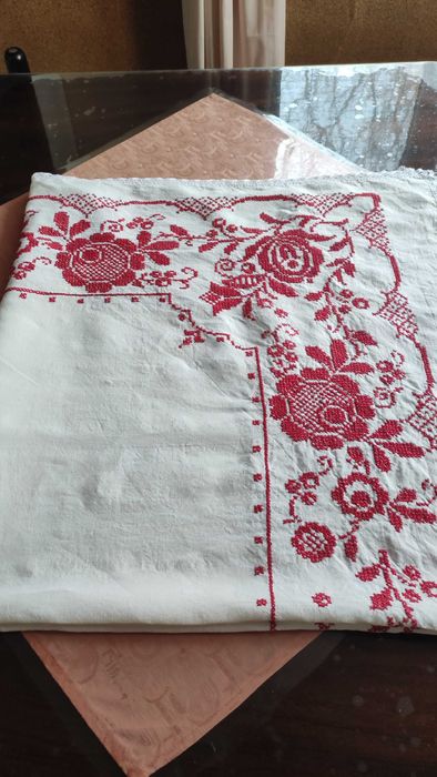 Покривка за маса с ръчна бродерия и с дантелена гарнитура на една кука