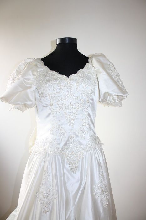 Doar astazi :Rochie noua,de mireasa confecționată din satin si tul