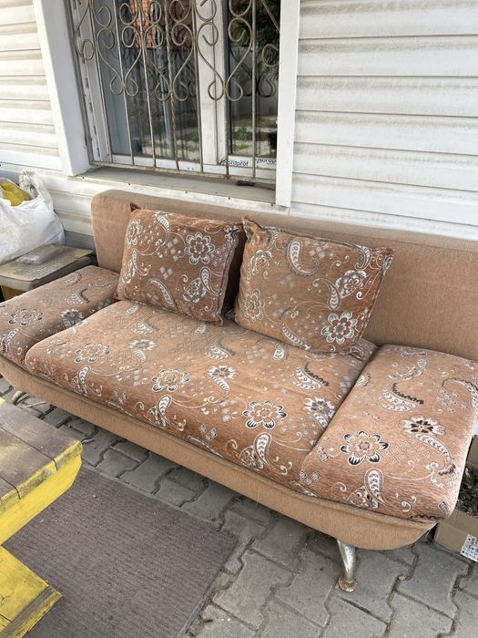 Старый диван для улицы или сада и огорода