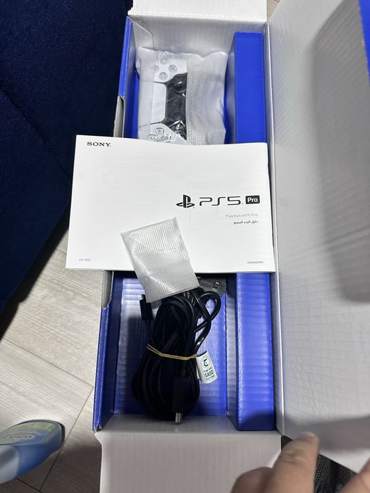 Продам Playstation 5 Pro 2TB с играми 25шт привозной гарантия 1год