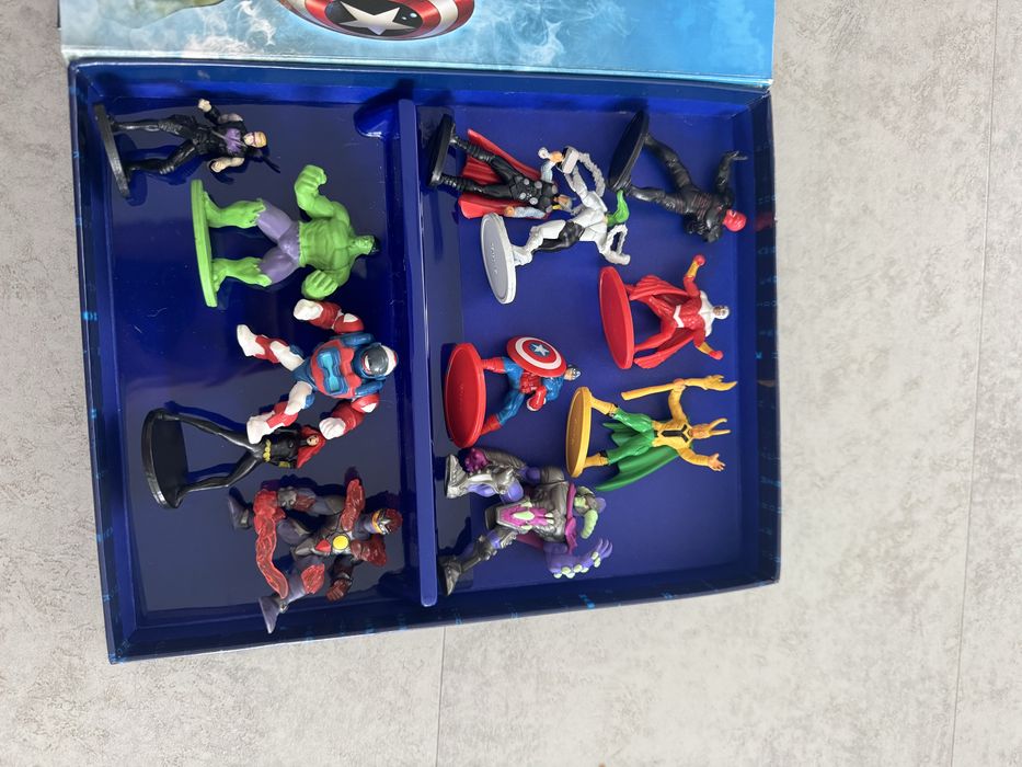 Carte Avengers cu figurine