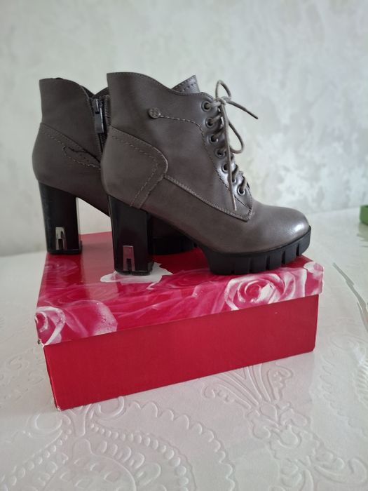 Продаются брендовые ботильоны