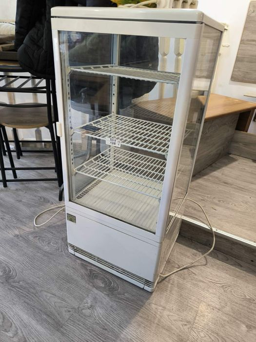 Вертикална витрина за десрти!