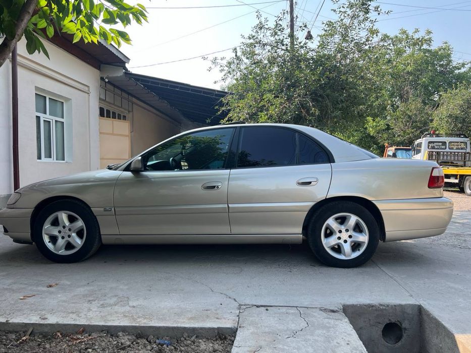 Opel omega srochna sotiladi