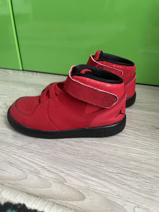 Adidasi jordan marimea 23,5 ,putini murdari in interior ,dar la prima spalare se ia