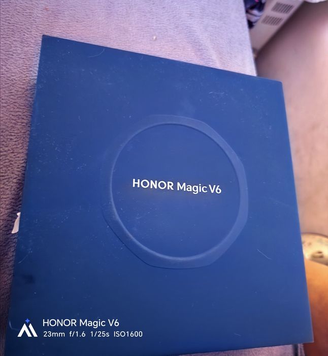 Honor v6 в гаранция от Технополис, като нов, с оригинален кейс. Без бартер, златист
