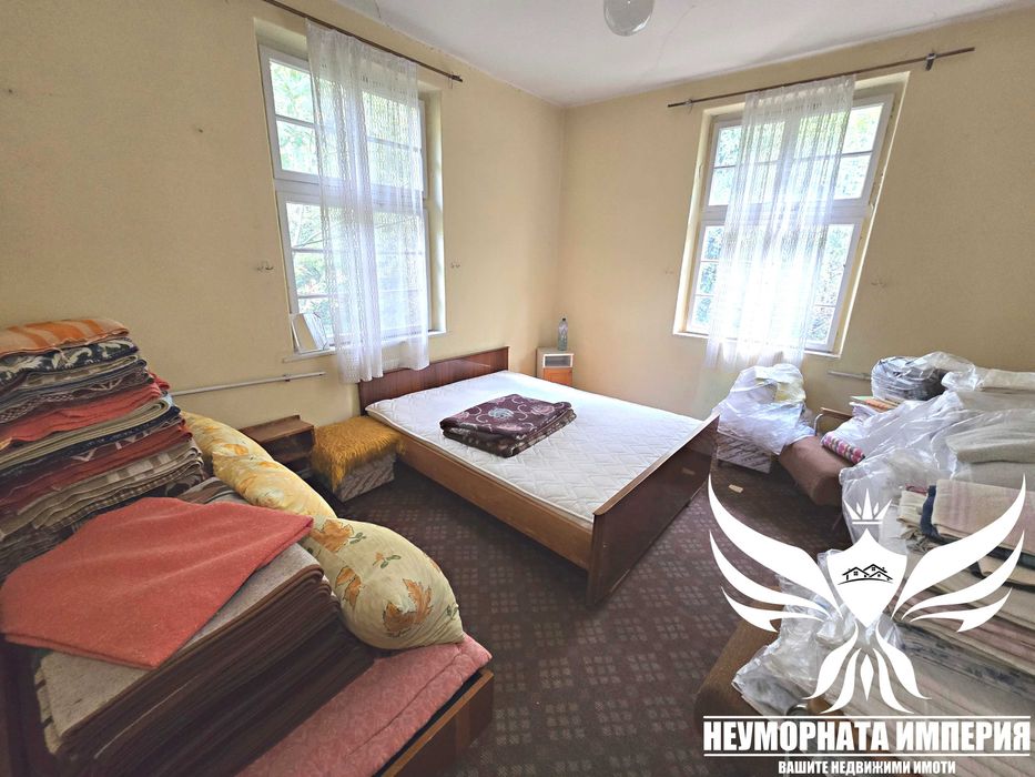 Продавам триетажен хотел с РЗП 870кв и парцел 830кв. в Нареченски Бани