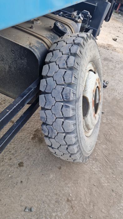 Продам шины 8.25/20R