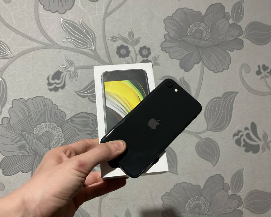 iPhone SE 2020 на 128 ГБ.