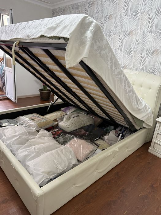 Кровать для спальни