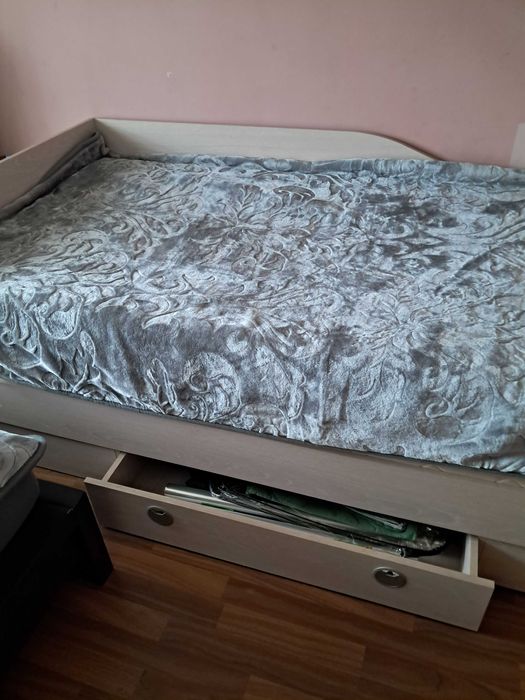 Pat de o persoana cu sertar si saltea suplimentara
