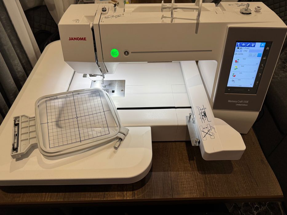 Продавам бродировачна машина Janome MC550E