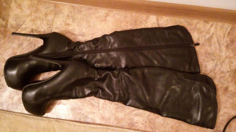 Кожаные сапоги.в подарок туфли