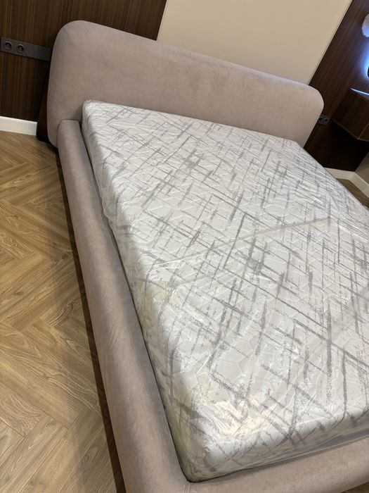 Новый кровать с матрасом